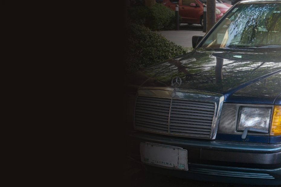 Mercedes-Benz W124 300 E in dunkelblau, Frontansicht