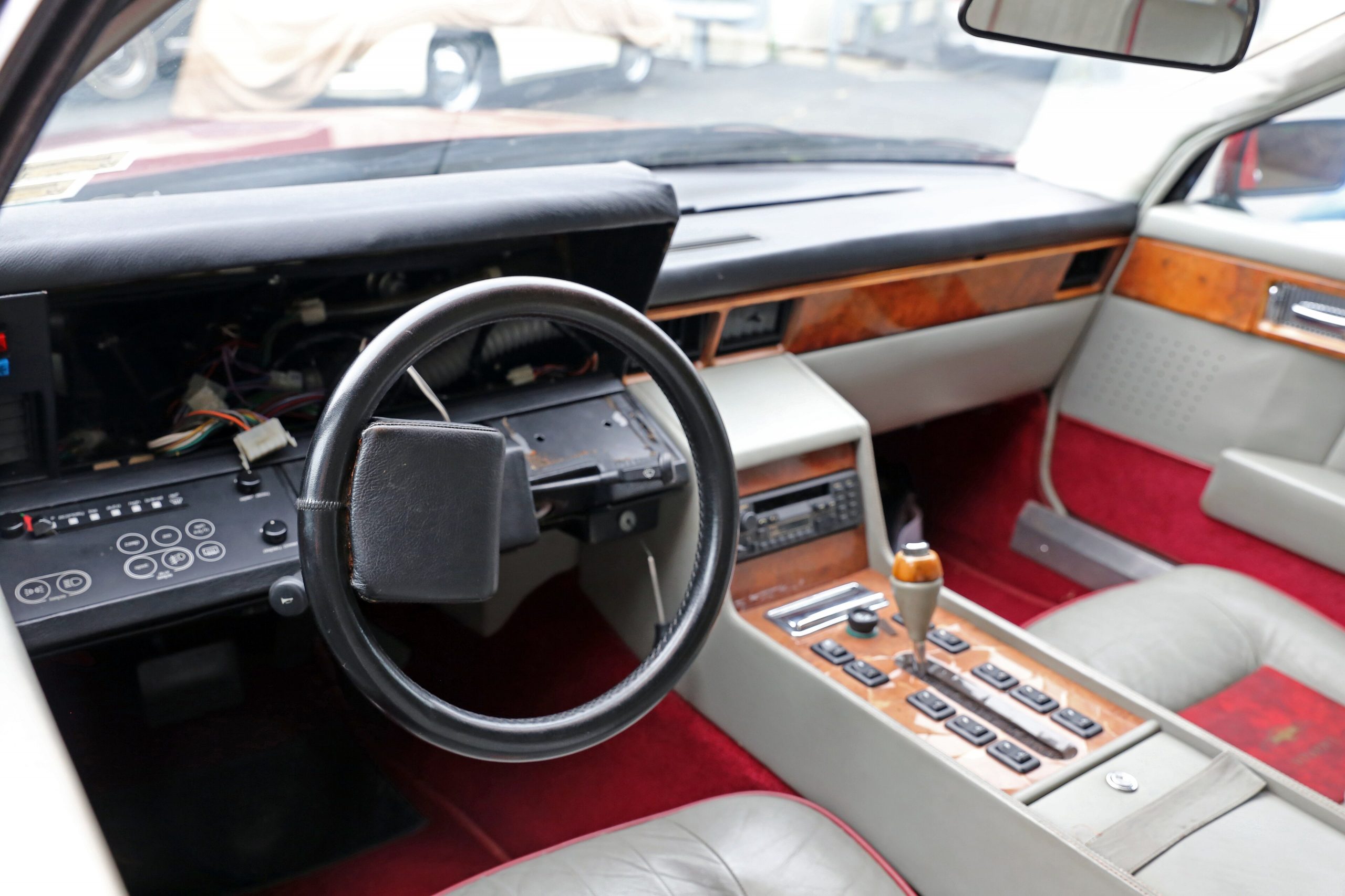 Innenraum der Aston Martin Lagonda mit digitalem Kombiinstrument