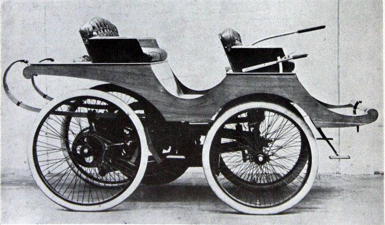 Der erste Lanchester von 1895 in der Seitenansicht