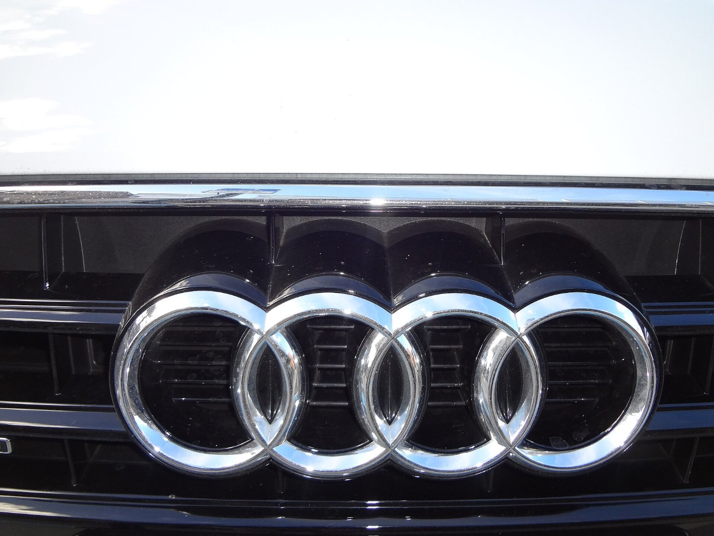Vier ineinandergreifende Chromringe am Kühlergrill eines Audi