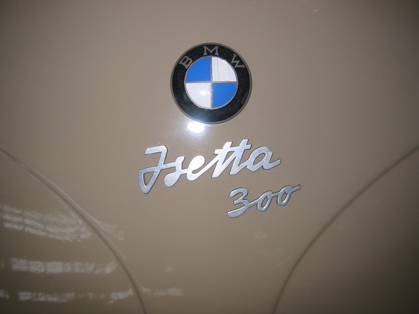 Kleines BMW-Rundemblem an einer Isetta 300 von 1957