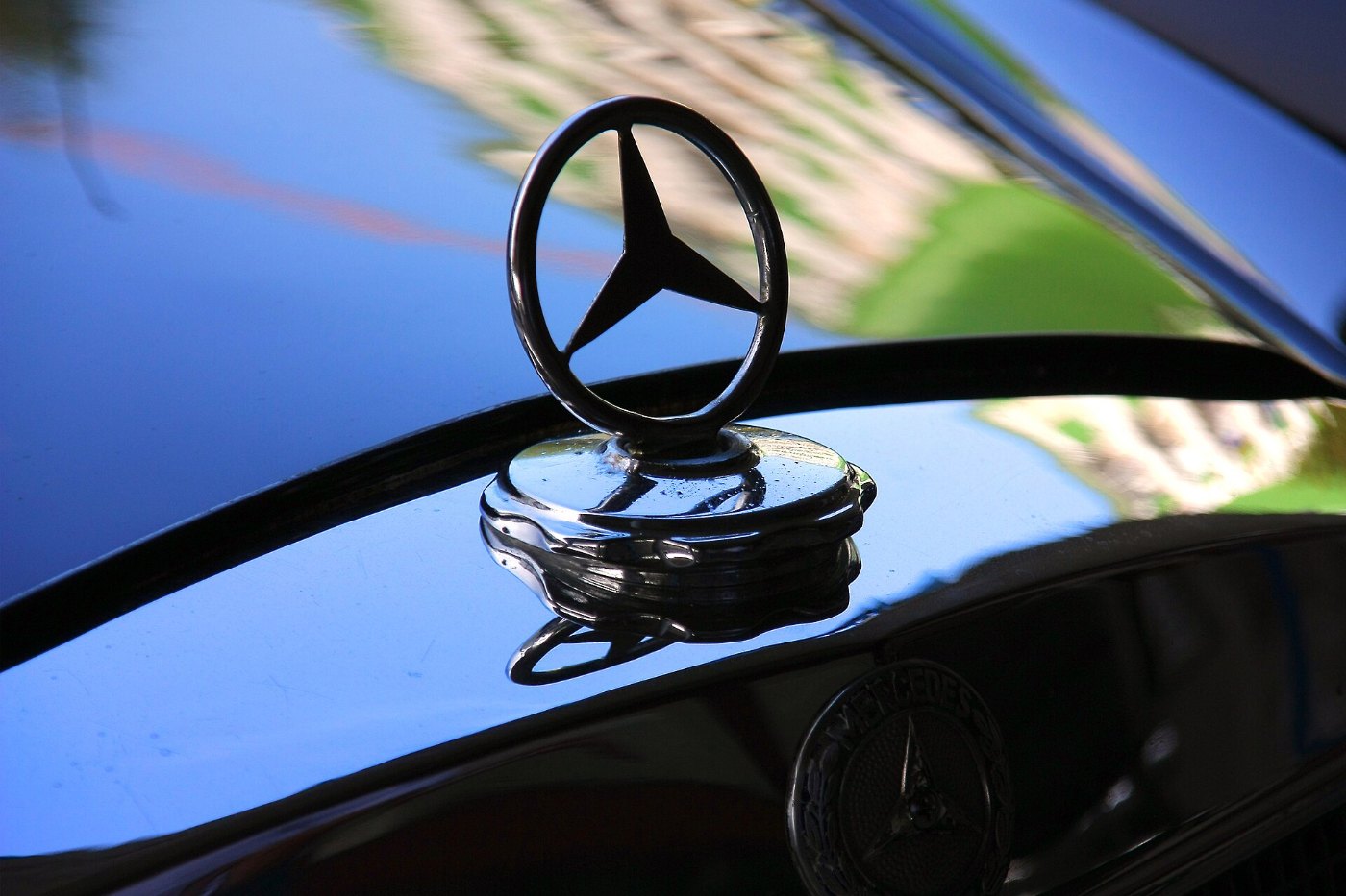 Aufrecht stehender dreizackiger Mercedes-Stern auf einer Motorhaube