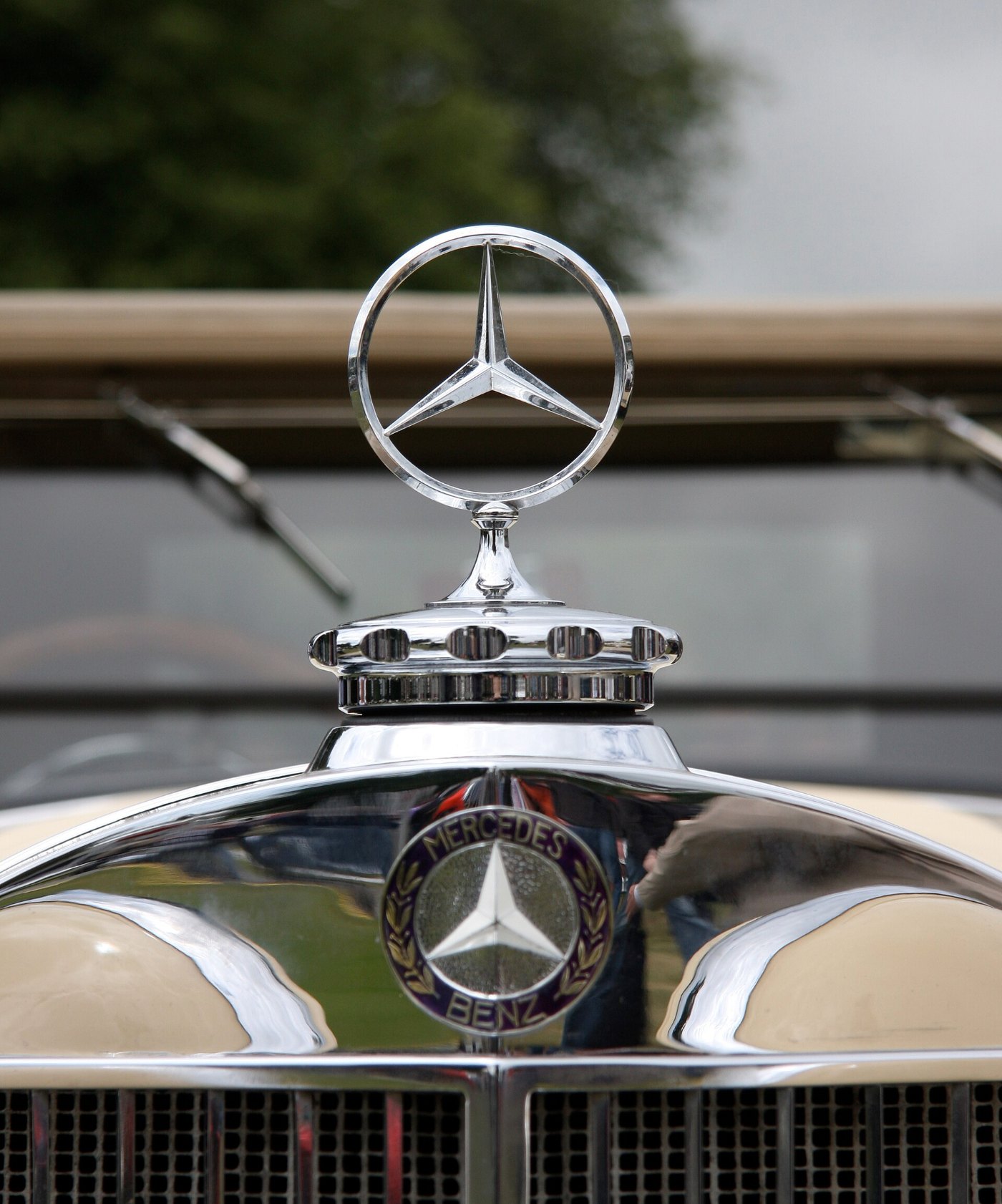Emblem mit Stern und Lorbeerkranz an einem Mercedes-Benz von 1930