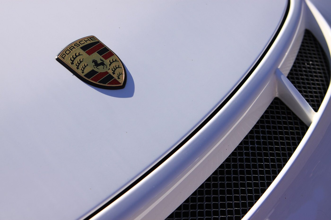 Porsche-Wappen auf der Fronthaube eines 911