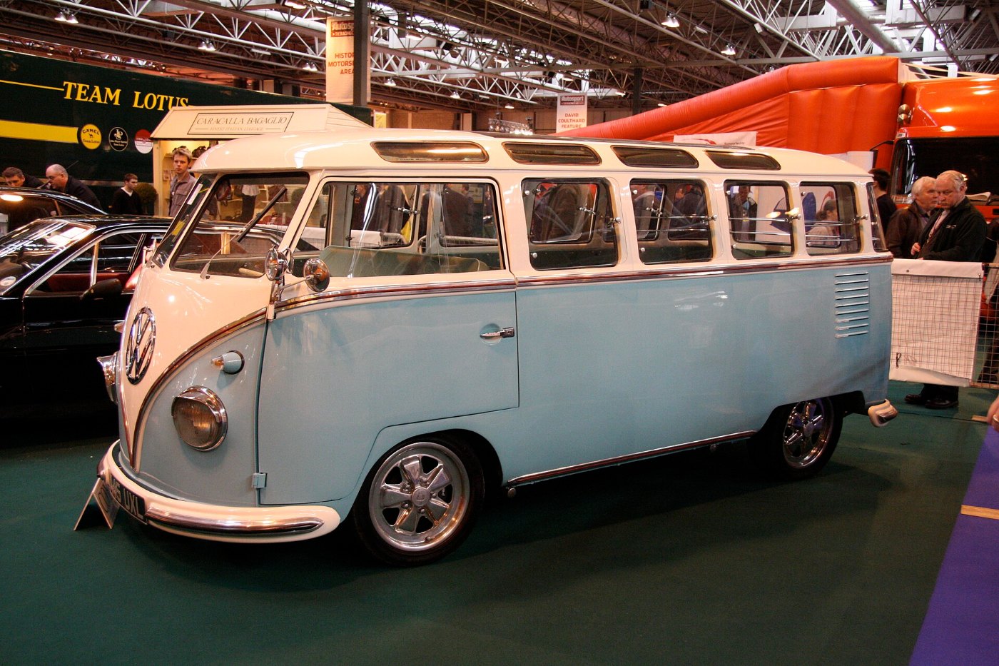 VW T1 Samba von 1958 mit großem VW-Zeichen auf der Front