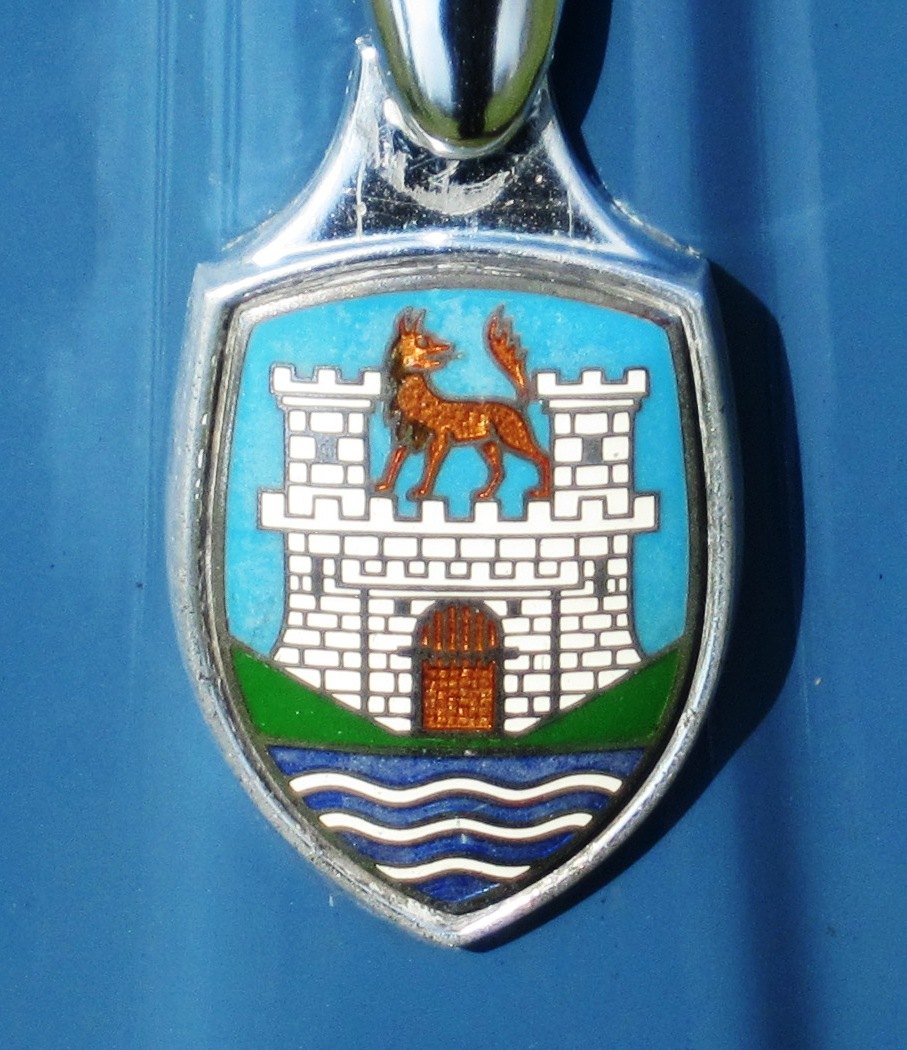 Emailliertes Wolfsburger Wappen auf der Haube eines VW Käfers