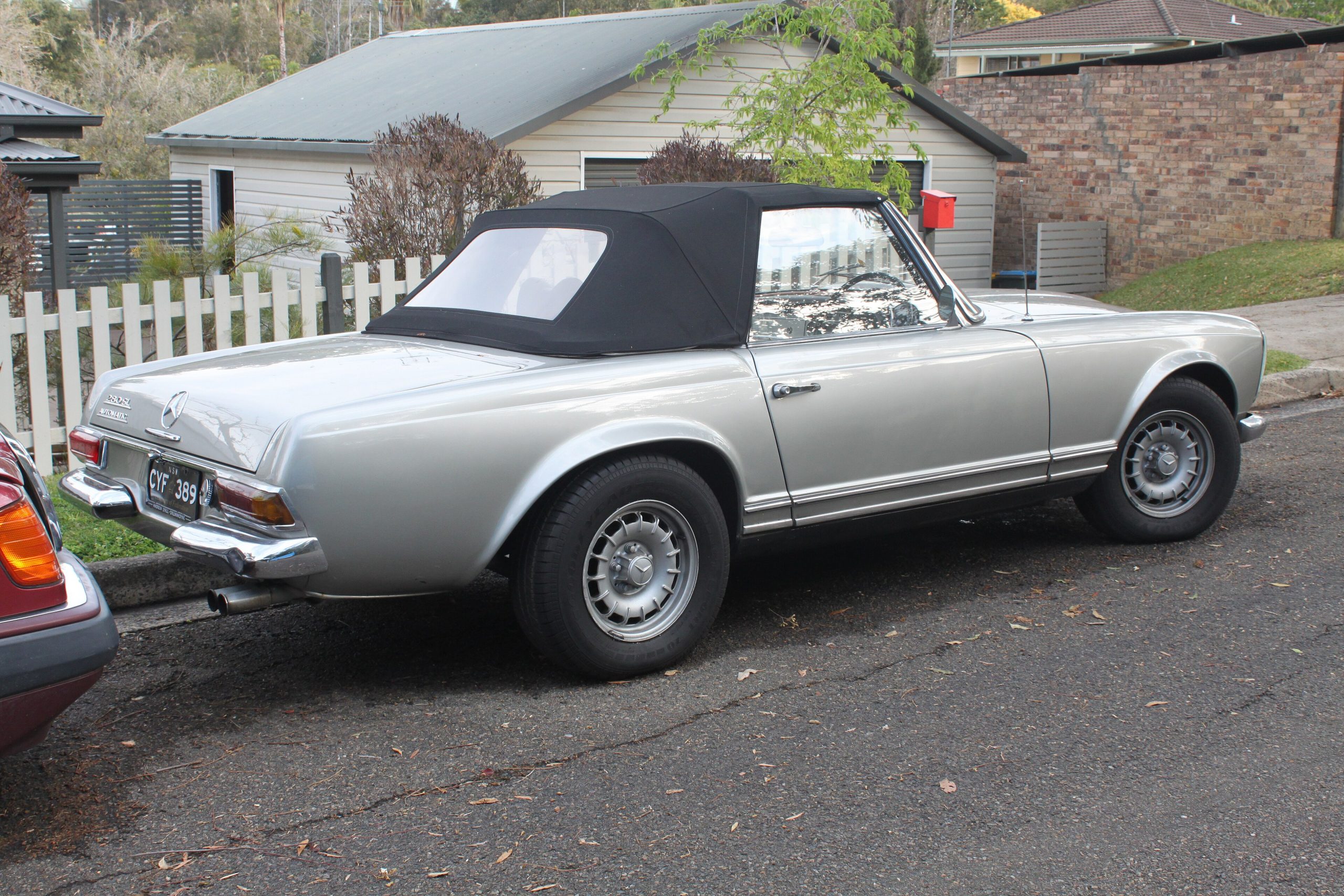 Silberner Mercedes-Benz 280 SL der Baureihe W 113, genannt Pagode