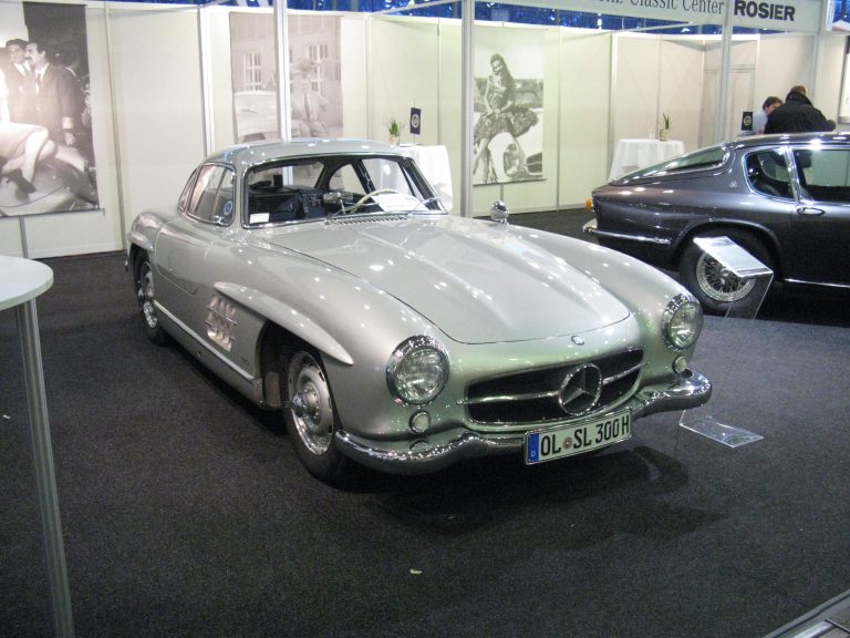 Silberner Mercedes-Benz 300 SL Fluegeltuerer