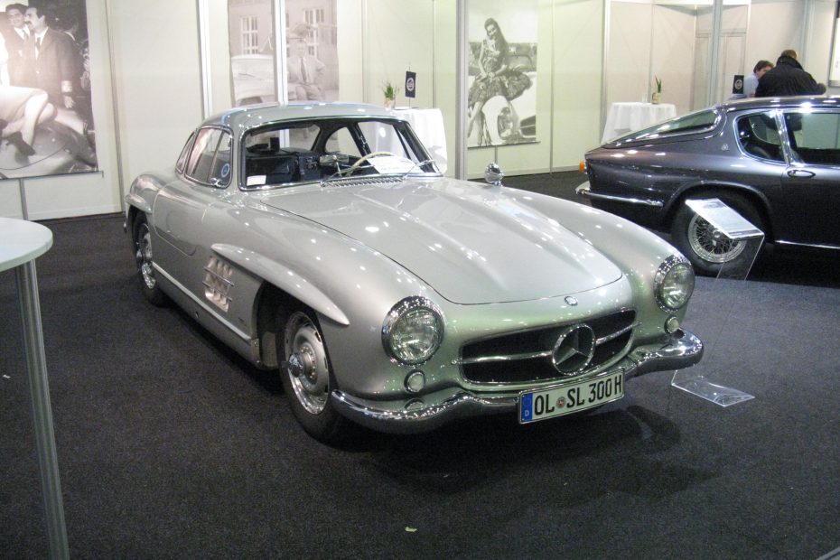 Silberner Mercedes-Benz 300 SL Fluegeltuerer