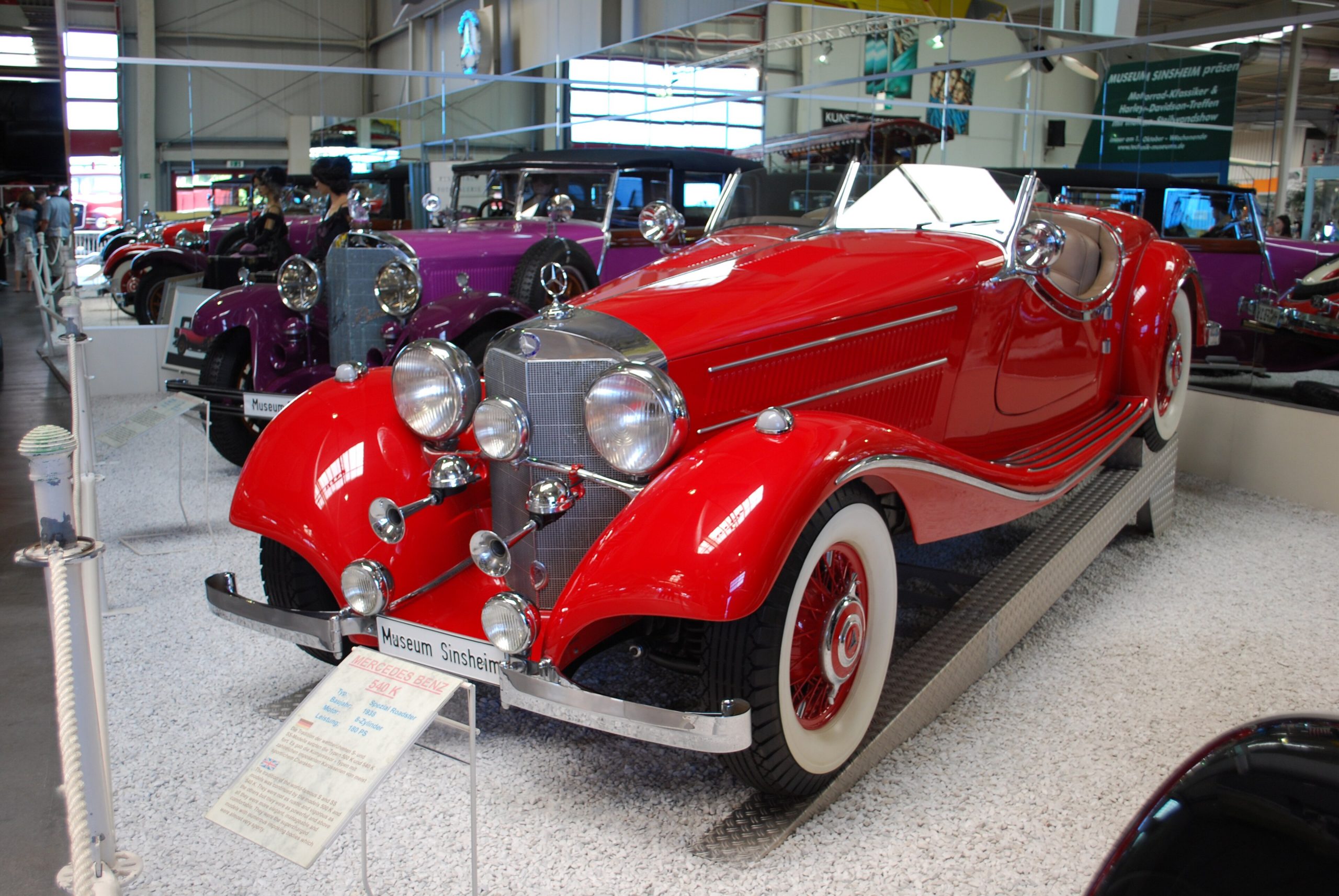 Roter Mercedes-Benz 540 K Roadster von 1938 in Dreiviertelansicht