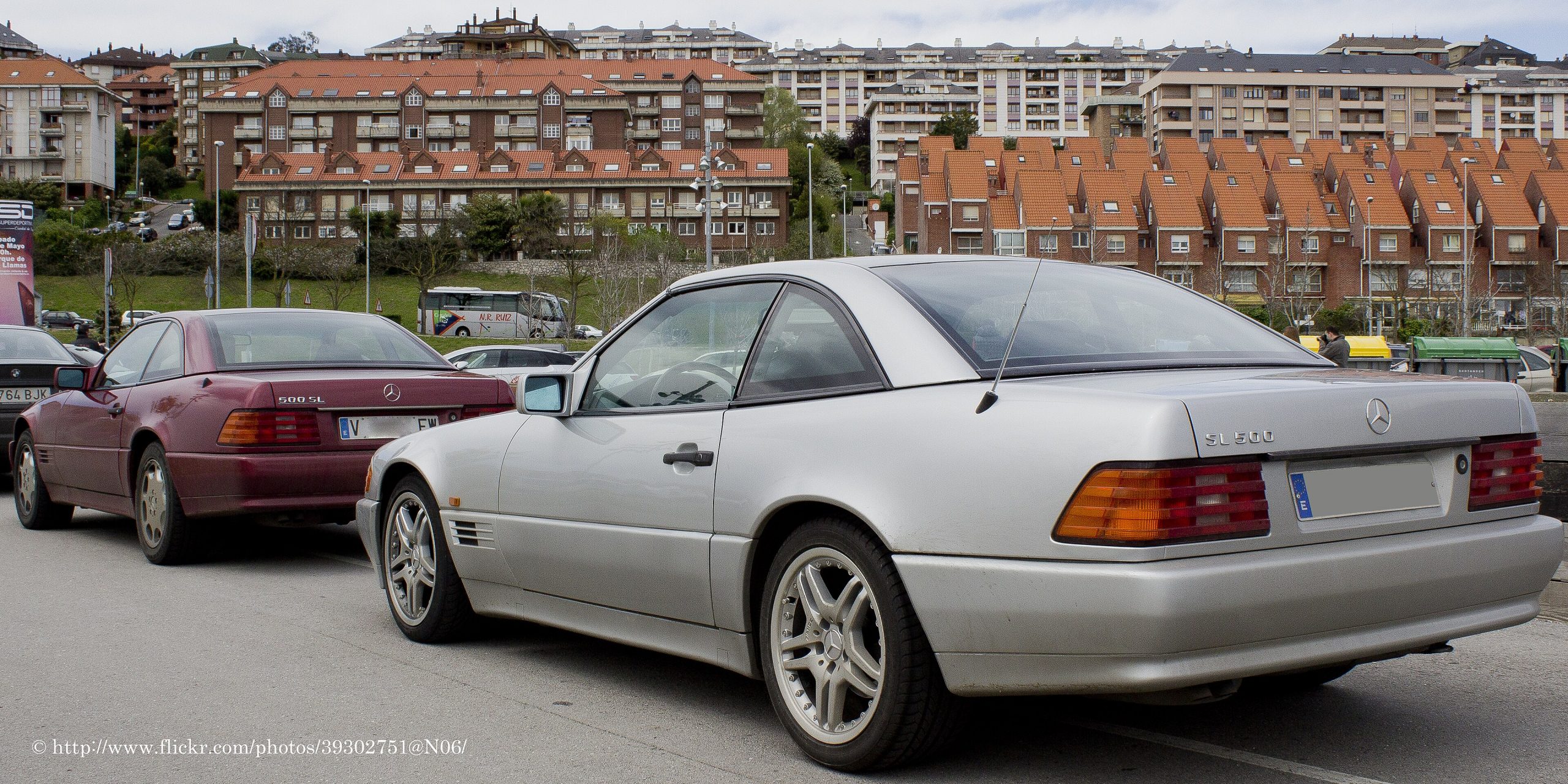 Zwei Mercedes-Benz SL der Baureihe R 129 nebeneinander