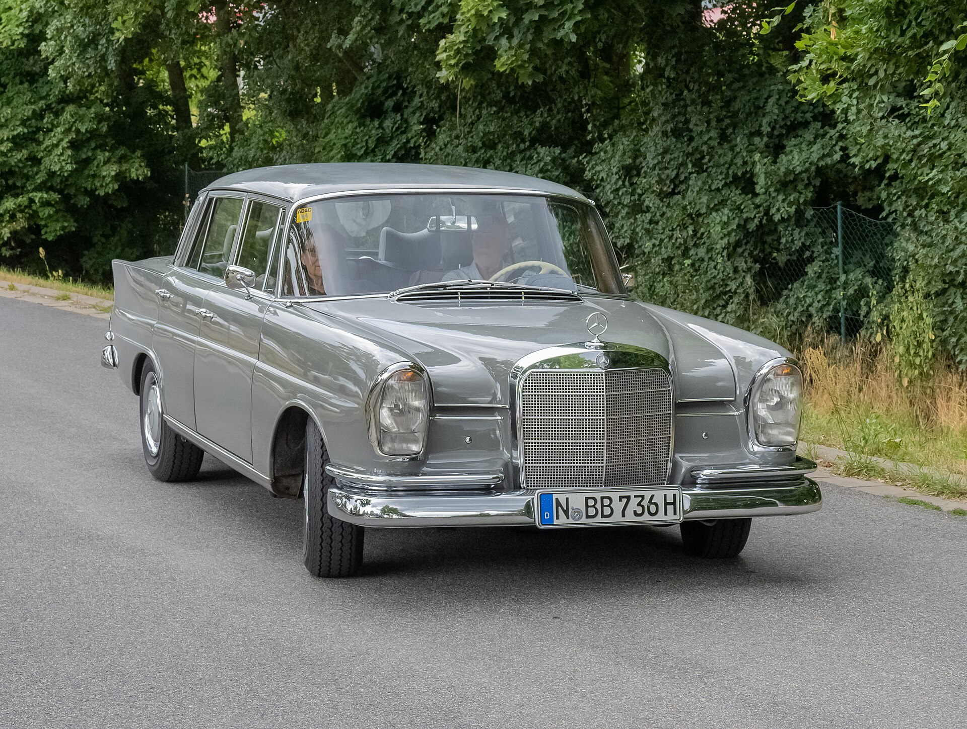 Mercedes-Benz der Baureihe W 111 in der Seitenansicht
