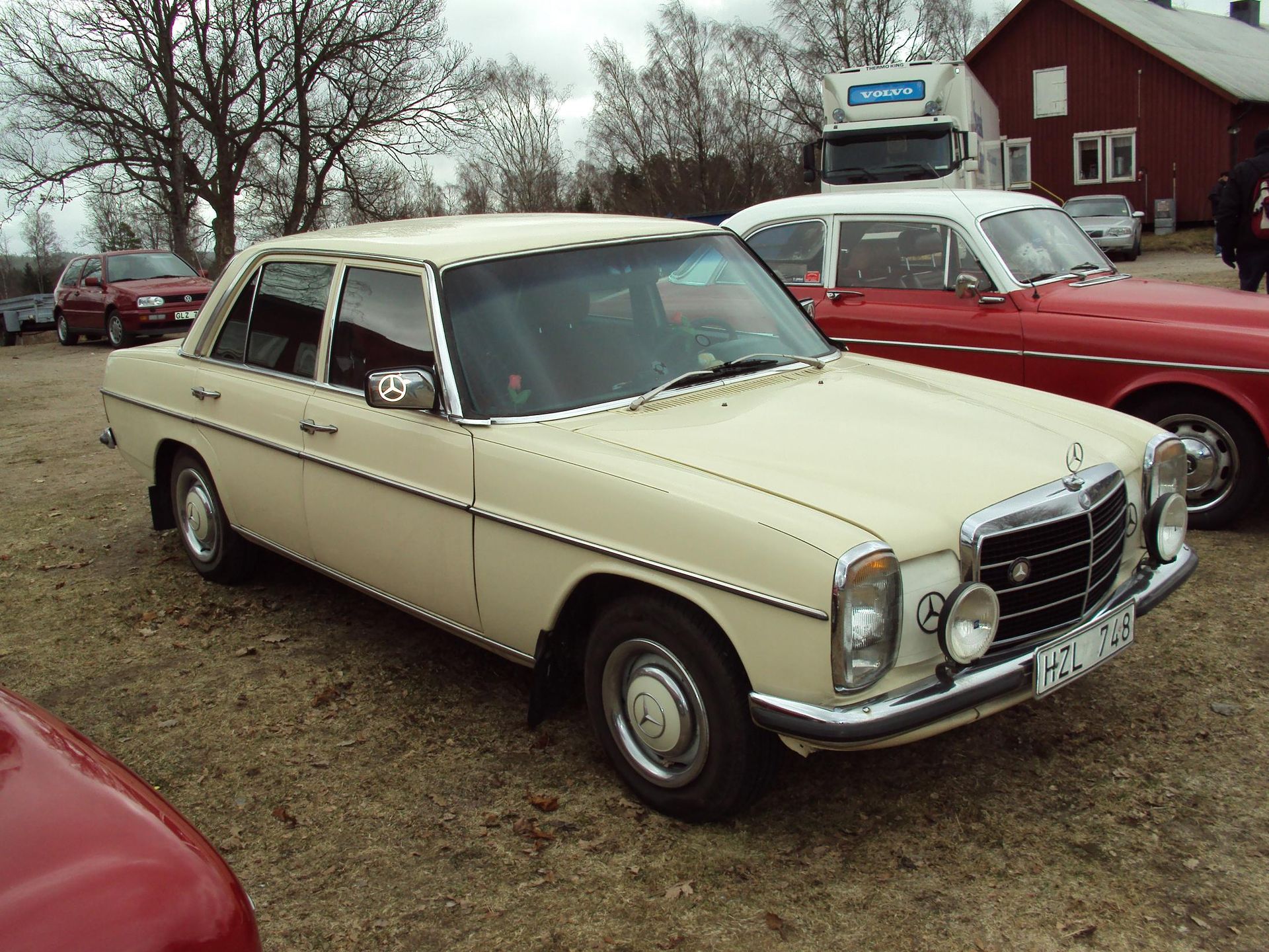 Cremefarbener Mercedes-Benz 240 D 3.0 der Baureihe W 115