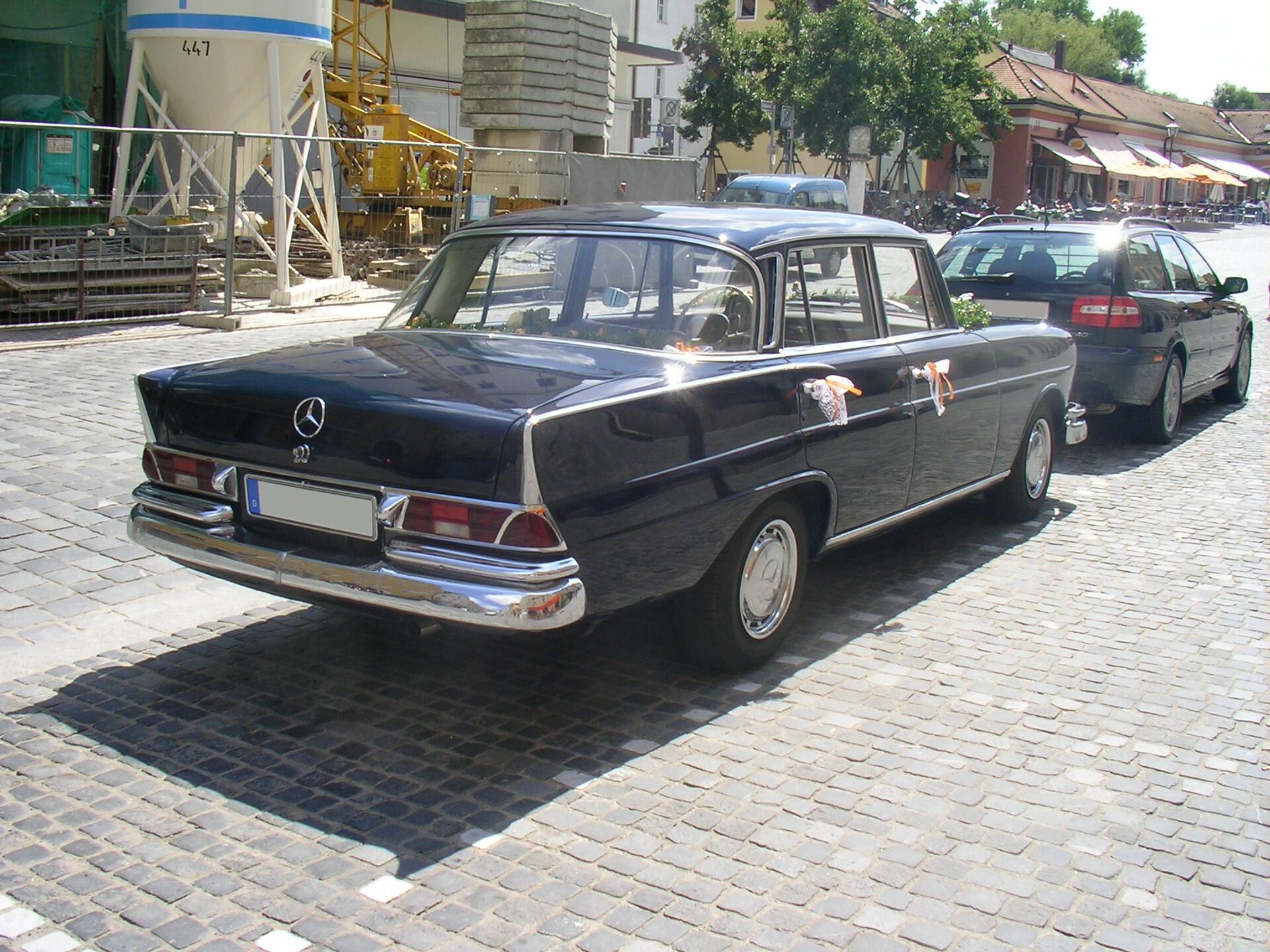 Heckansicht eines Mercedes-Benz W 111 mit Heckflossen