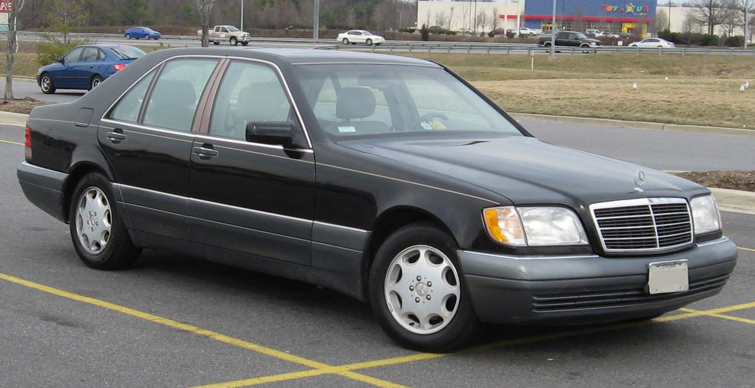 Schwarze Mercedes-Benz S-Klasse der Baureihe 140