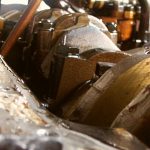 Motorblock von unten mit sichtbaren Hauptlagerdeckeln und Kurbelwelle