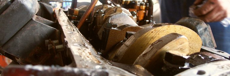 Motorblock von unten mit sichtbaren Hauptlagerdeckeln und Kurbelwelle