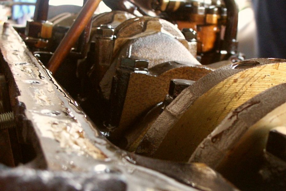 Motorblock von unten mit sichtbaren Hauptlagerdeckeln und Kurbelwelle