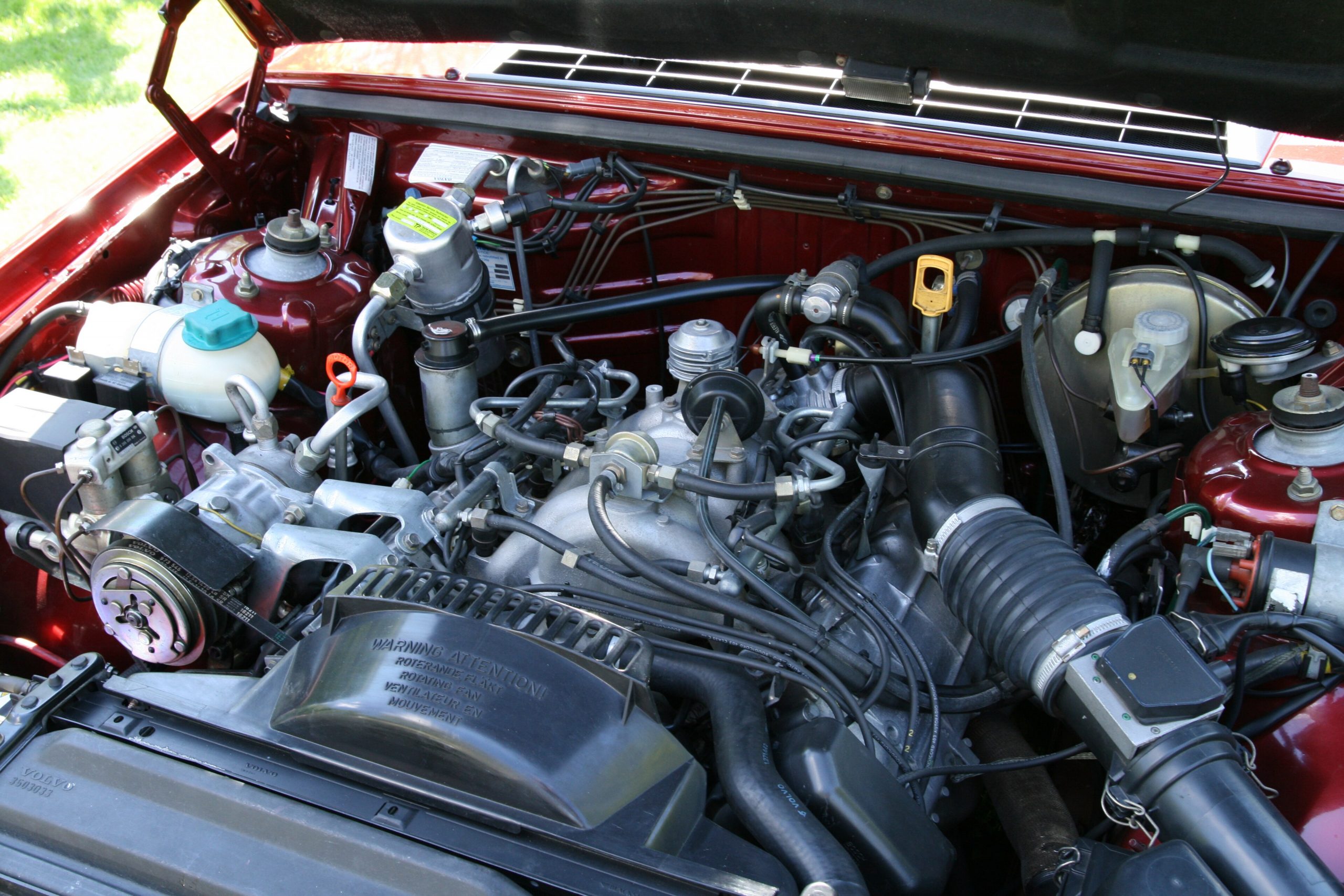 Dicht gepackter Motorraum eines Volvo 780 von 1988