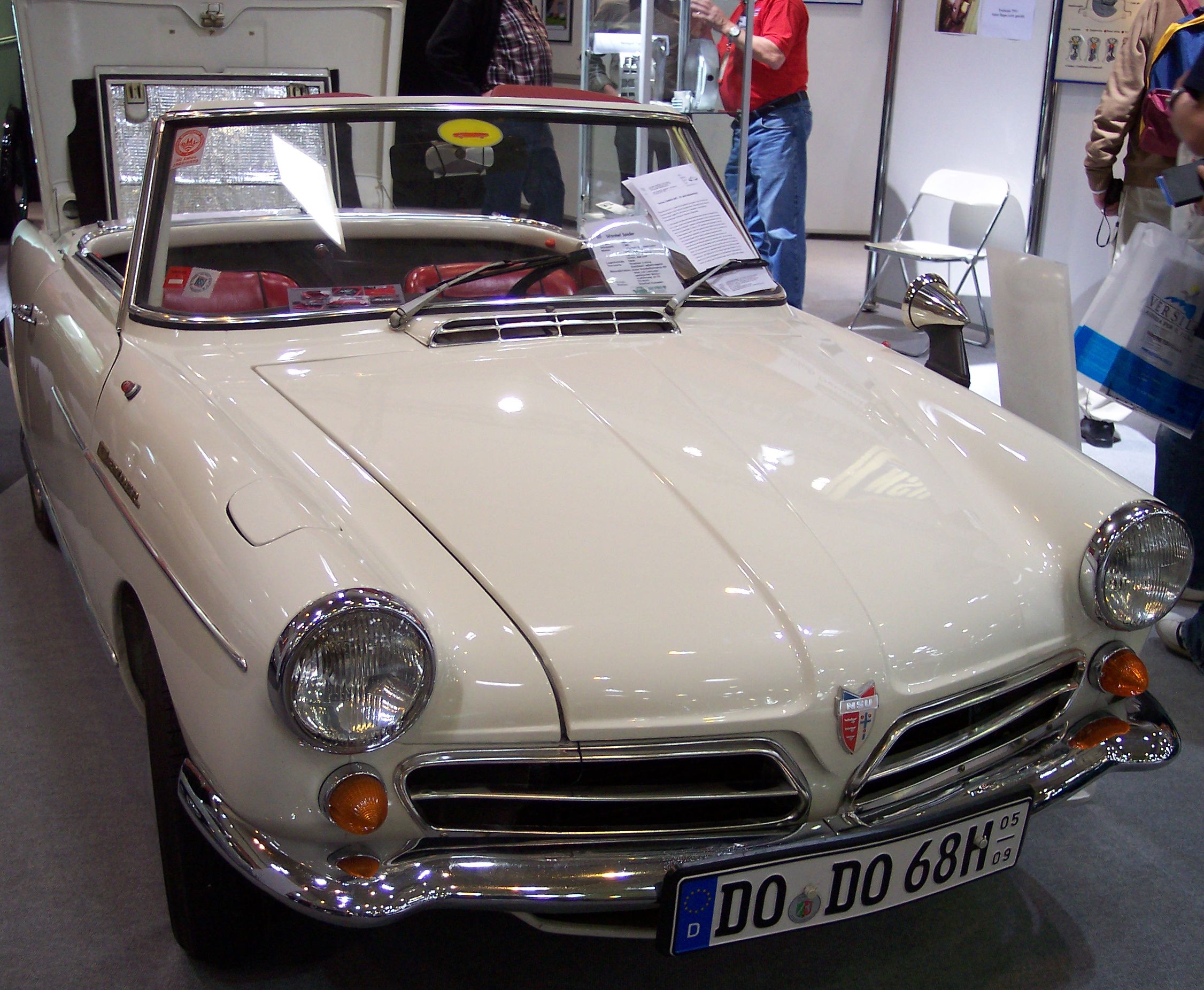 Cremefarbener NSU Wankel Spider Cabriolet in Dreiviertelansicht