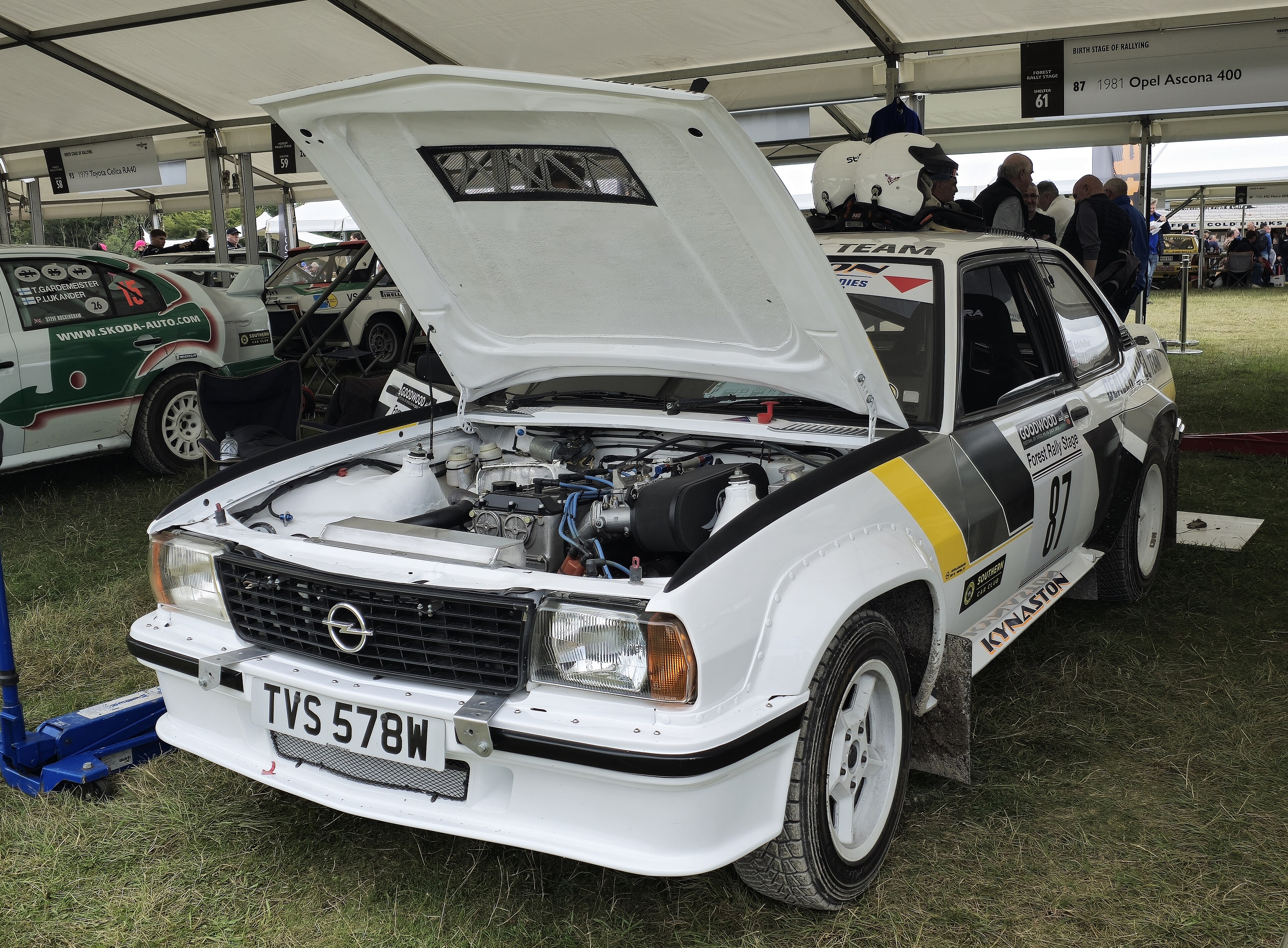 Opel Ascona 400 Rallyewagen in Seitenansicht, formatfüllend