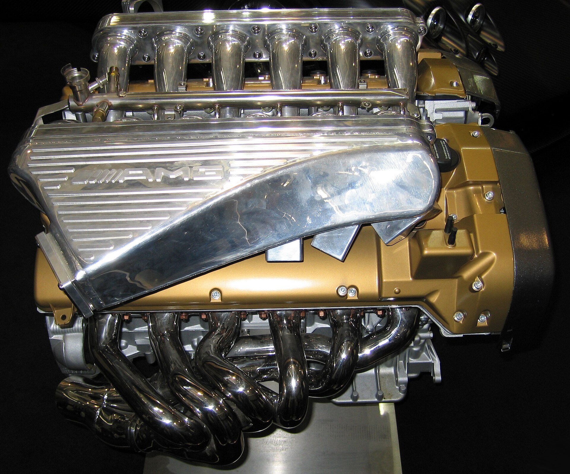 Zwölfzylindermotor von AMG im Motorraum eines Pagani Zonda F