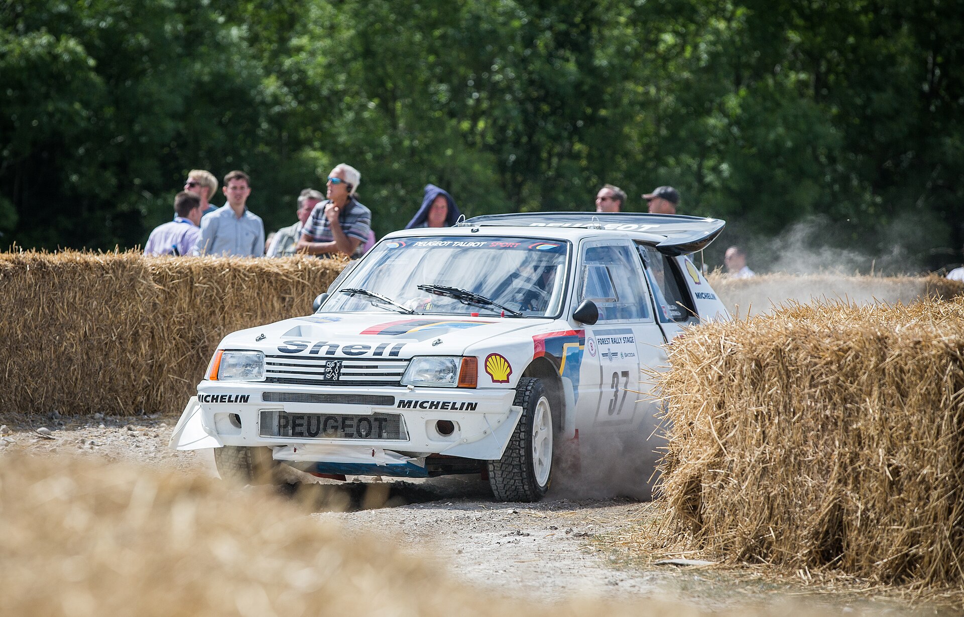 Peugeot 205 Turbo 16 Rallyewagen der Gruppe B in Fahrt