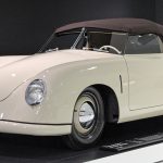 Cremefarbenes Porsche 356 2 Cabriolet von 1949 im Museum