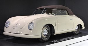 Cremefarbenes Porsche 356 2 Cabriolet von 1949 im Museum