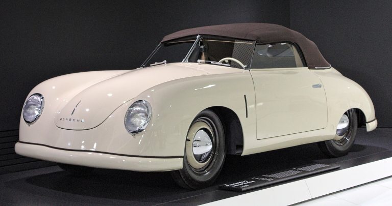 Cremefarbenes Porsche 356 2 Cabriolet von 1949 im Museum