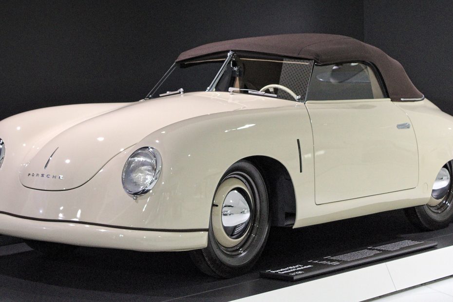 Cremefarbenes Porsche 356 2 Cabriolet von 1949 im Museum
