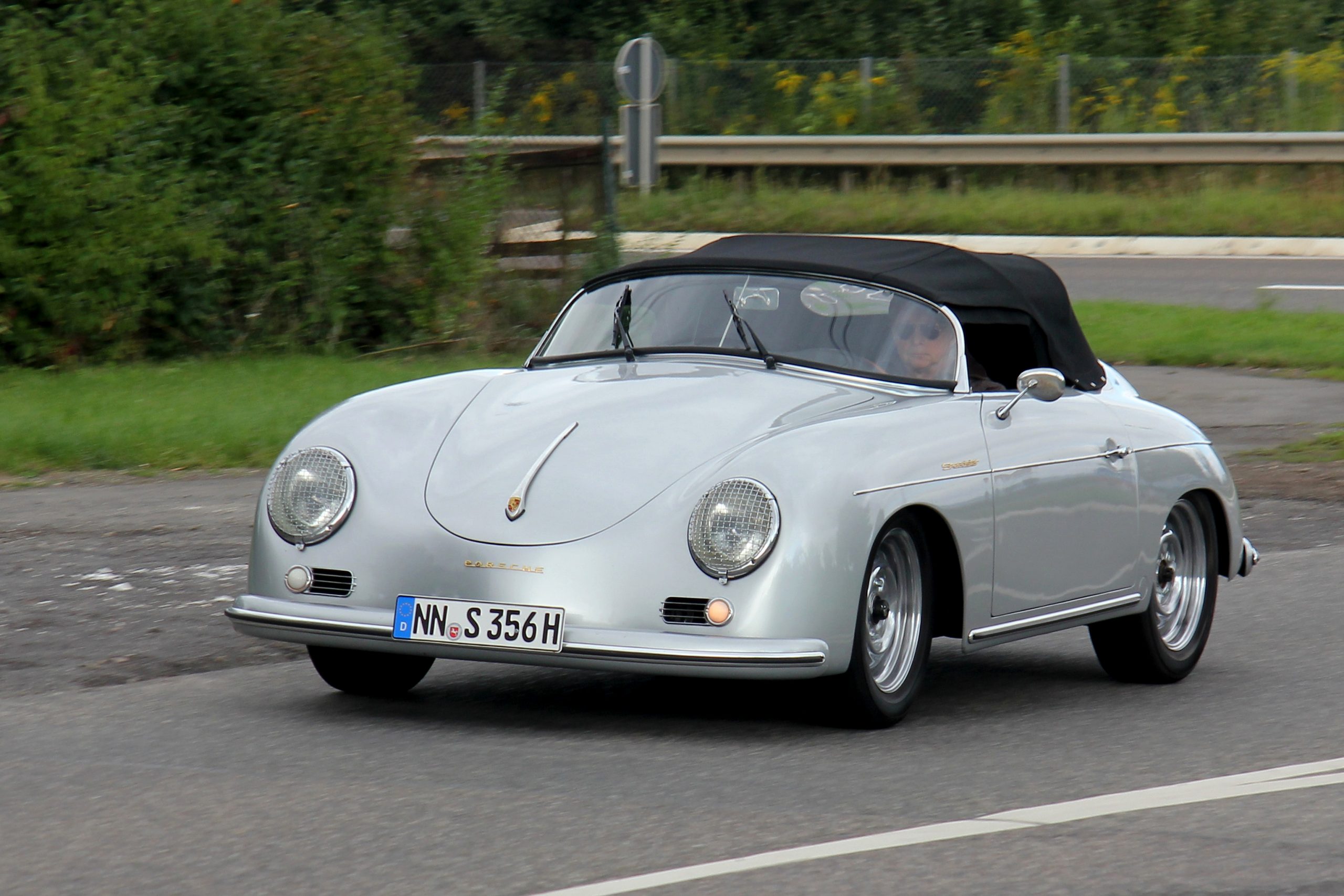 Silberner Porsche 356 A Speedster in Fahrt
