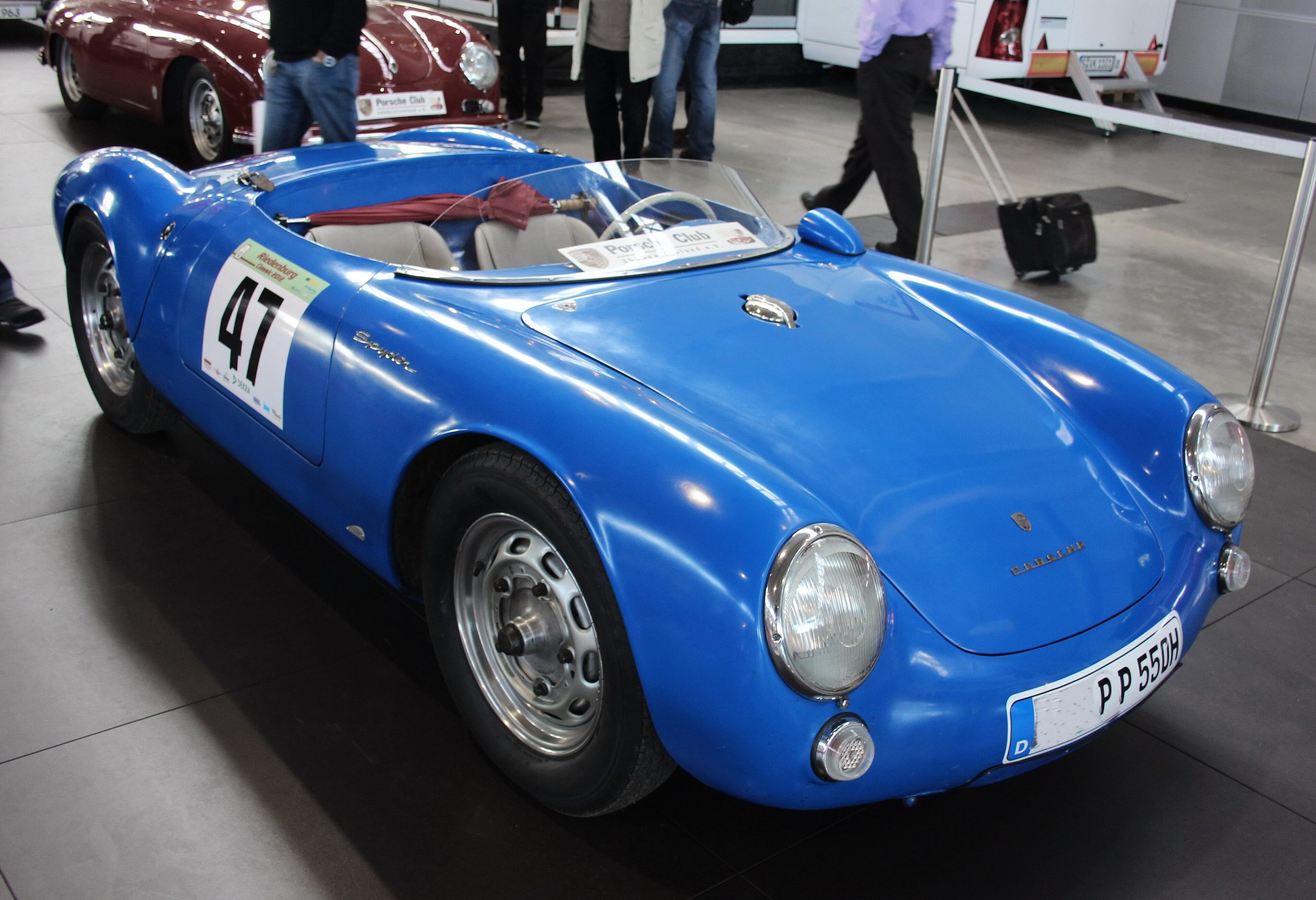 Blauer Porsche 550 Spyder mit Startnummer