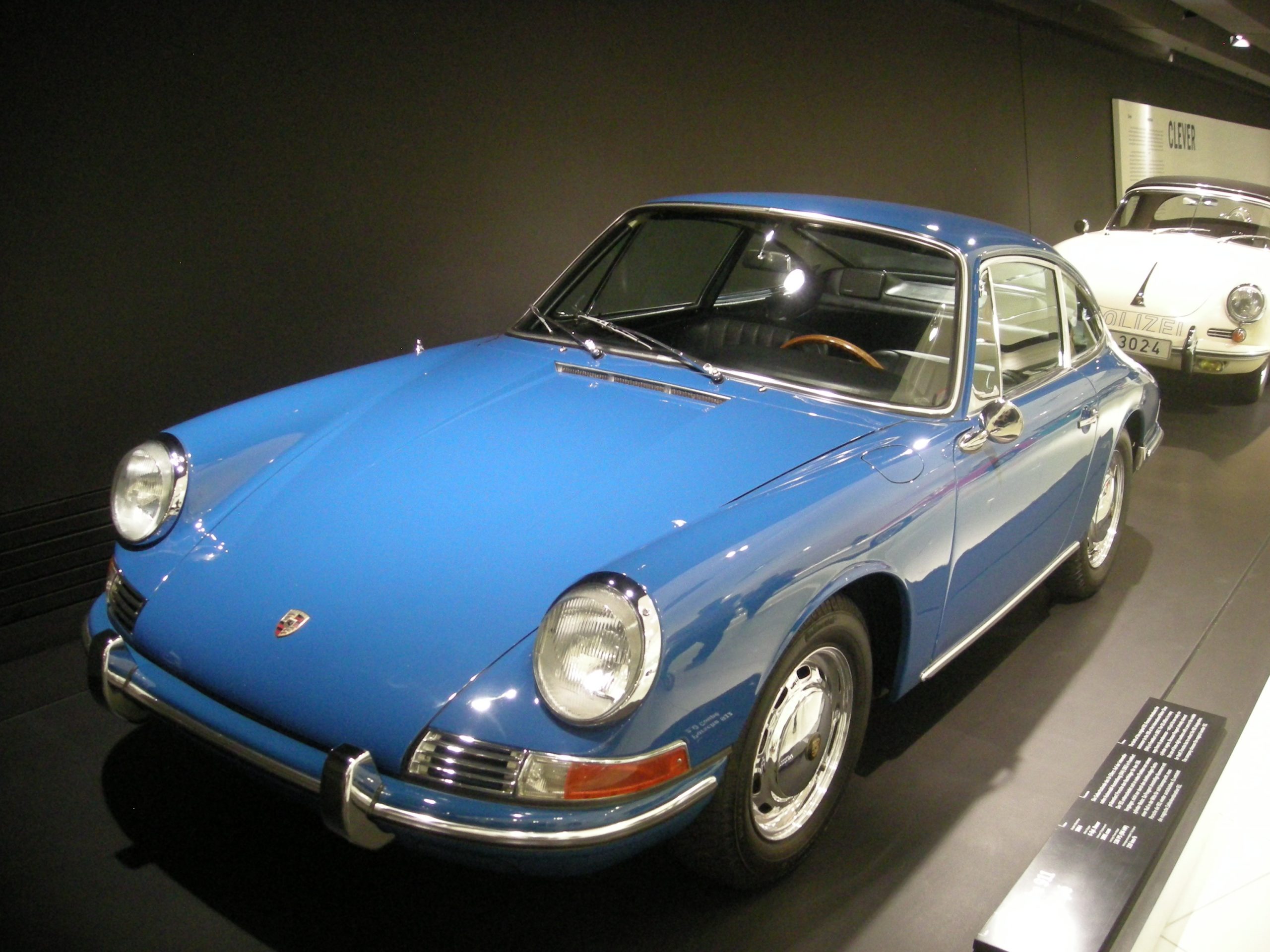 Blauer Porsche 911 von 1965 im Museum