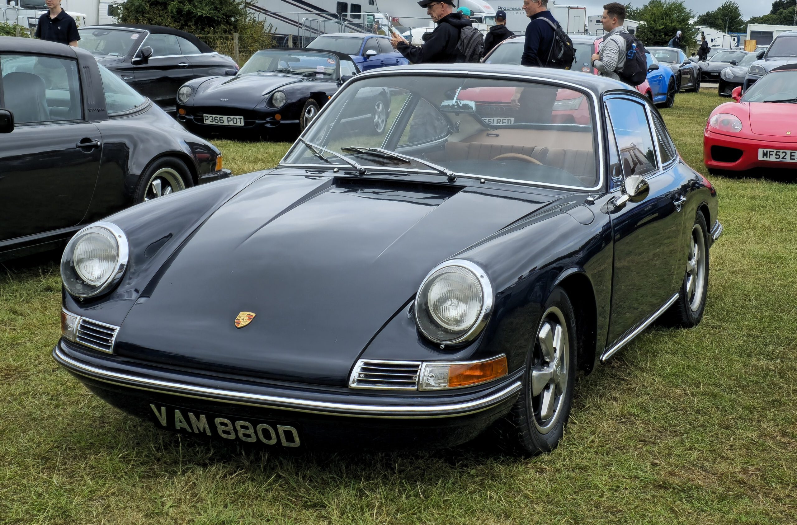 Dunkler Porsche 911 von 1966 in Dreiviertelansicht