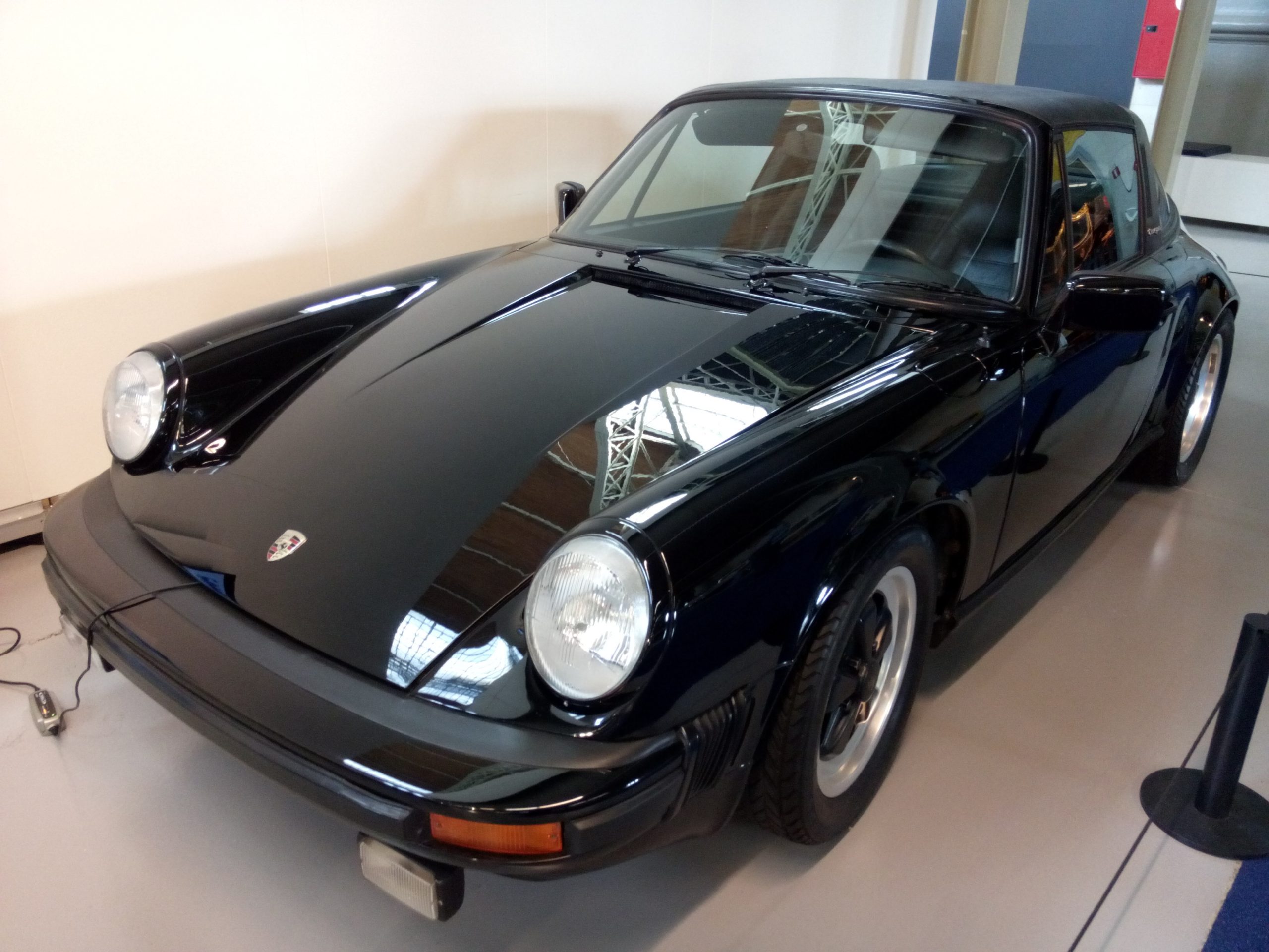 Schwarzer Porsche 911 Targa von 1978 mit Aufprallstoßfängern