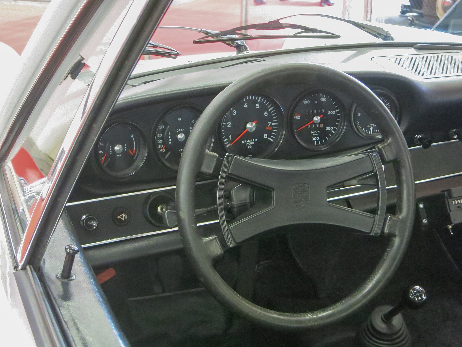 Cockpit eines Porsche 911 G-Modell mit steckendem Schlüssel im Zündschloss links vom Lenkrad