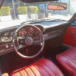 Innenraum eines Porsche 911 S Targa von 1968 mit rotem Leder und Zündschloss links vom Lenkrad