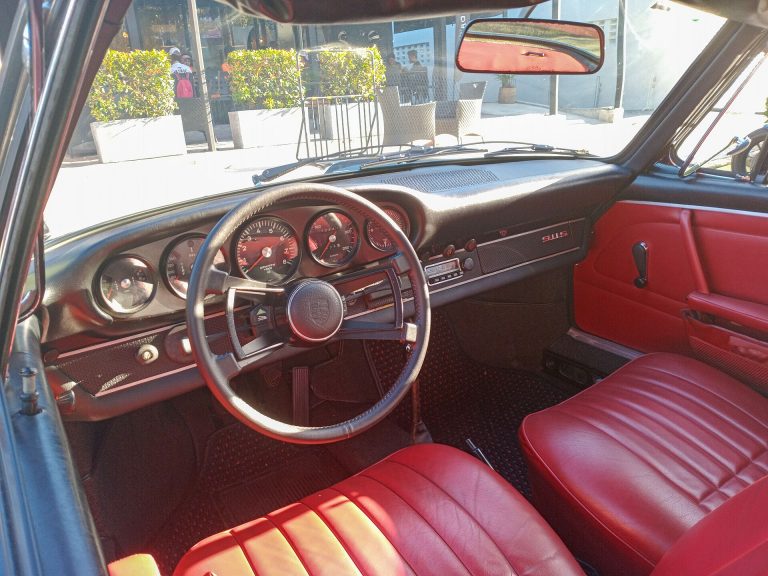 Innenraum eines Porsche 911 S Targa von 1968 mit rotem Leder und Zündschloss links vom Lenkrad
