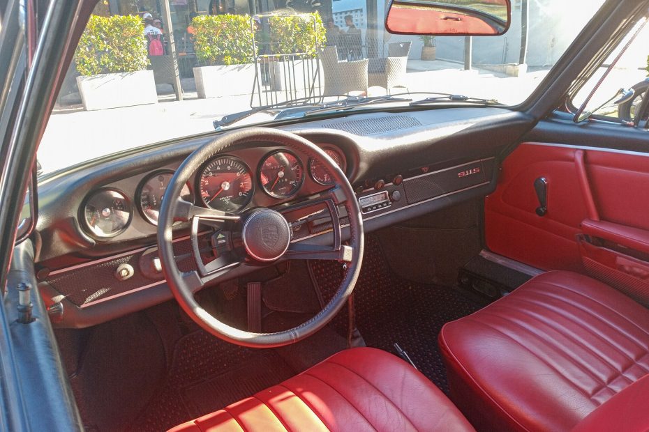 Innenraum eines Porsche 911 S Targa von 1968 mit rotem Leder und Zündschloss links vom Lenkrad