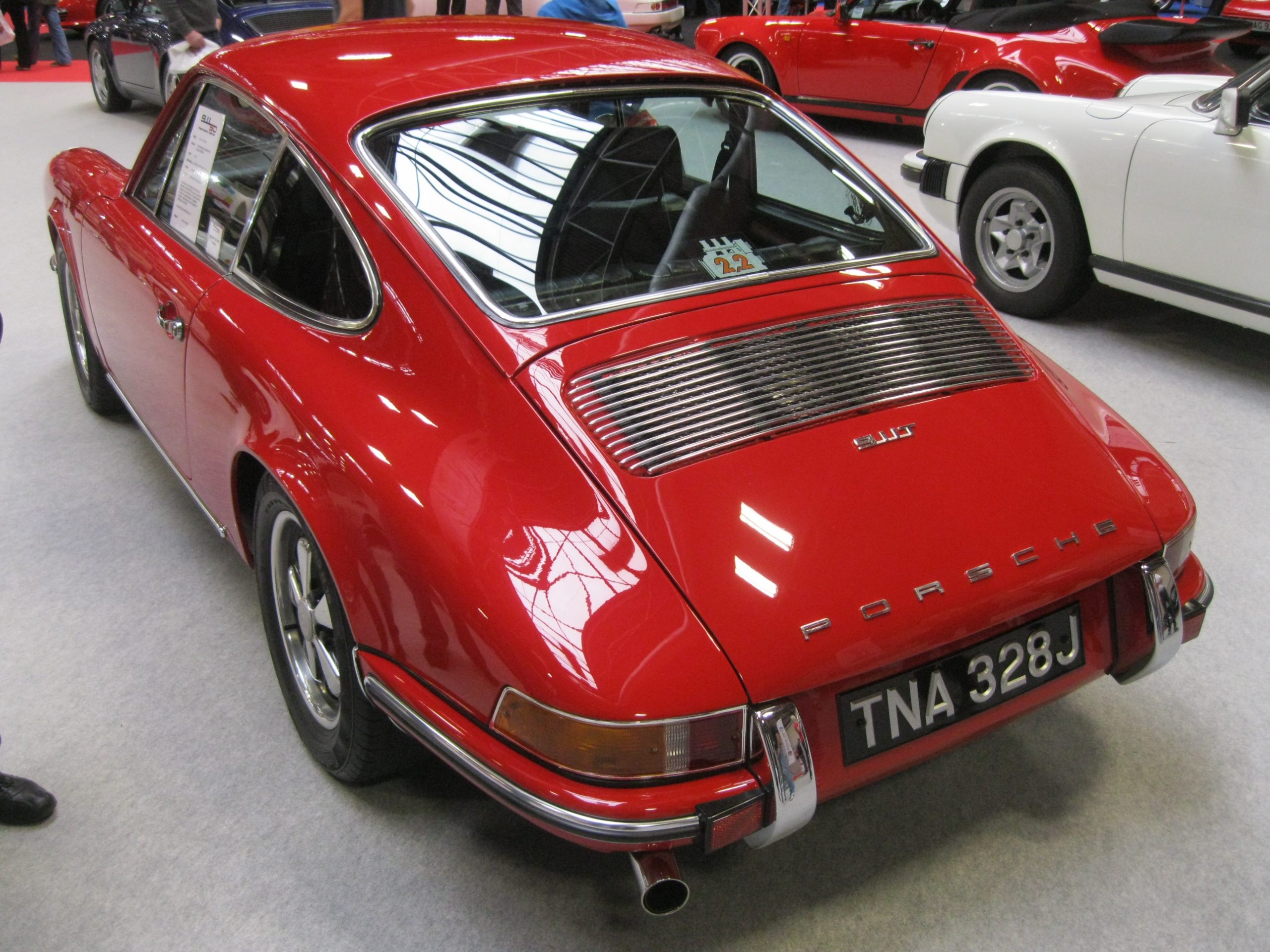 Roter Porsche 911 T von hinten mit Motorraumgitter