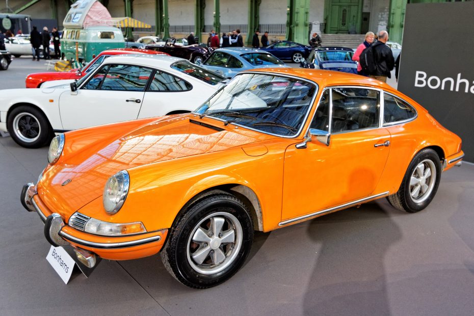 Oranger Porsche 911 T in Dreiviertelansicht