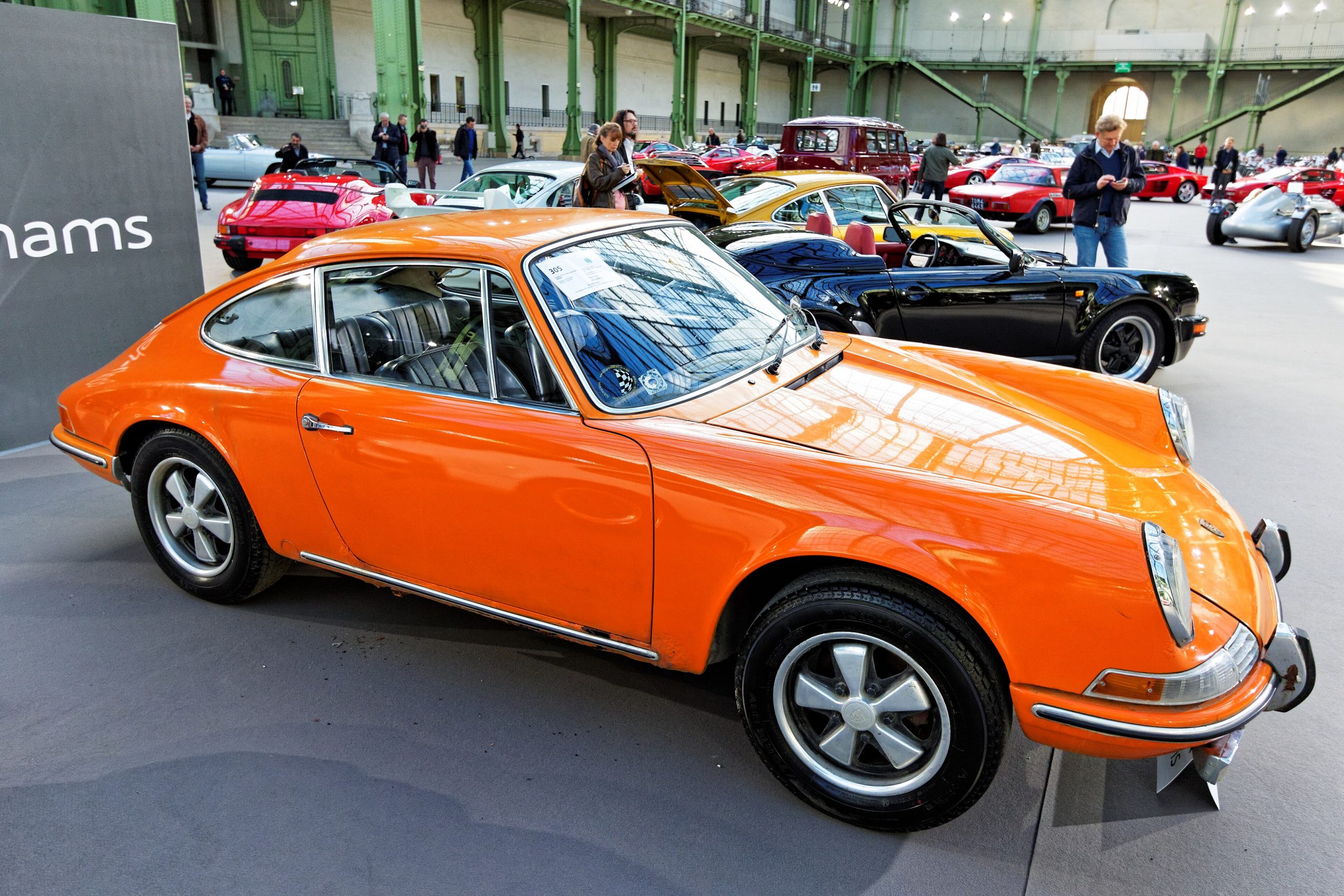 Oranger Porsche 911 T in Seitenansicht