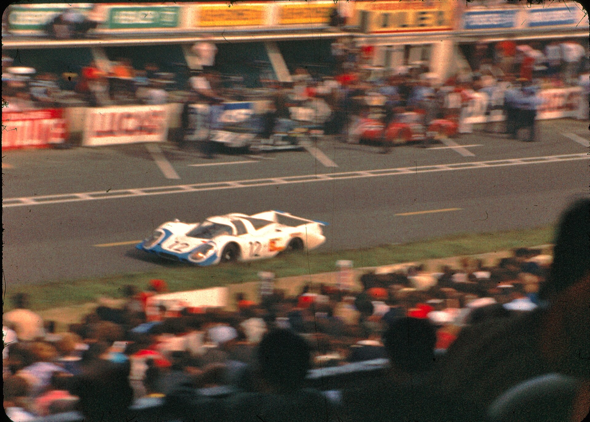 Porsche 917 LH mit der Startnummer 12 auf der Strecke beim 24-Stunden-Rennen von Le Mans 1969