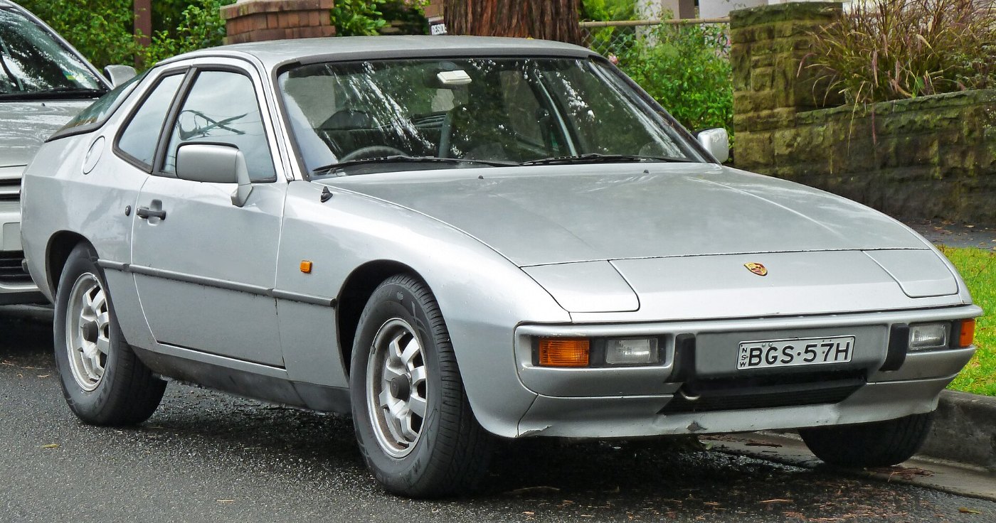 Porsche 924 Coupé von schräg vorn