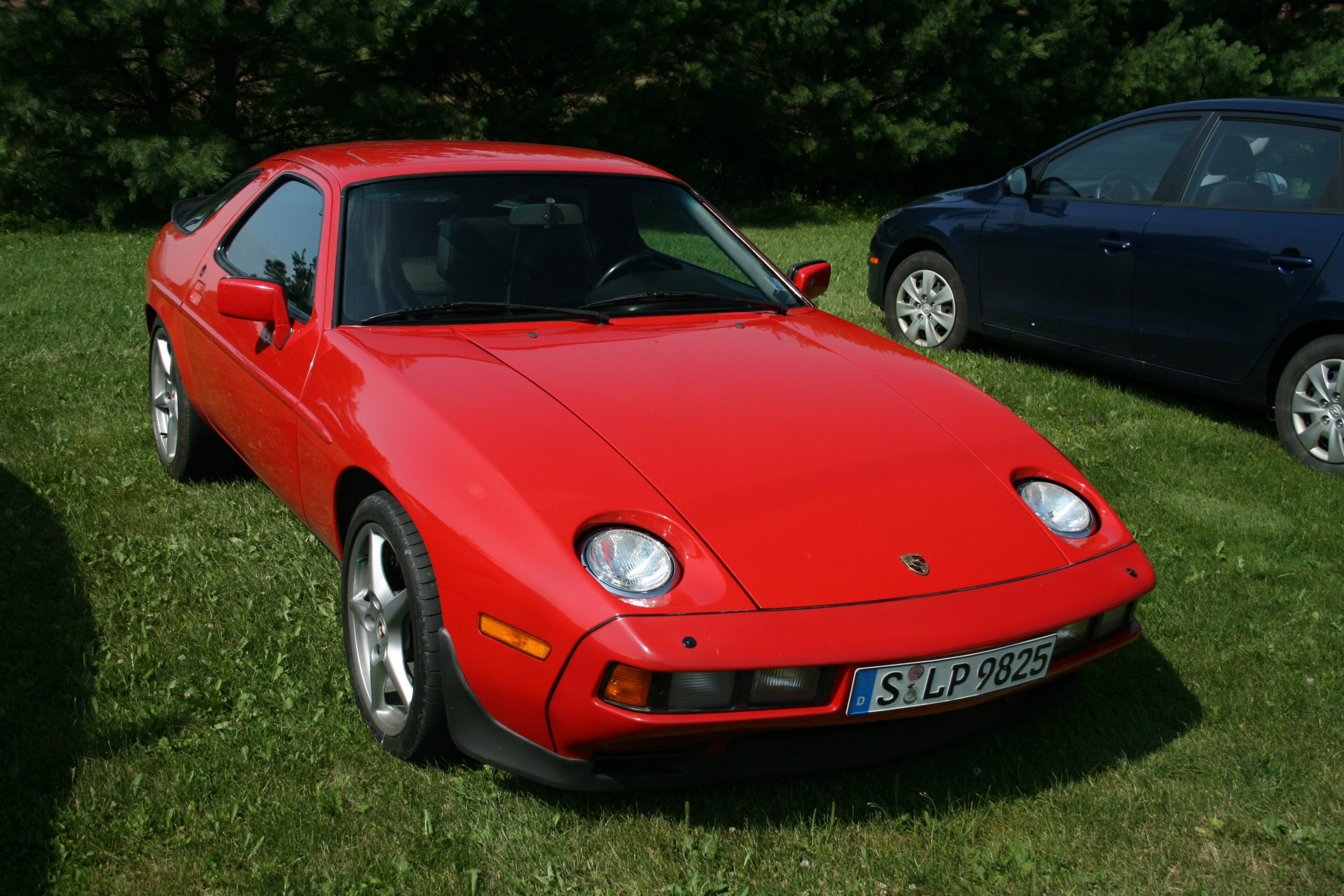 Roter Porsche 928 in Dreiviertelansicht