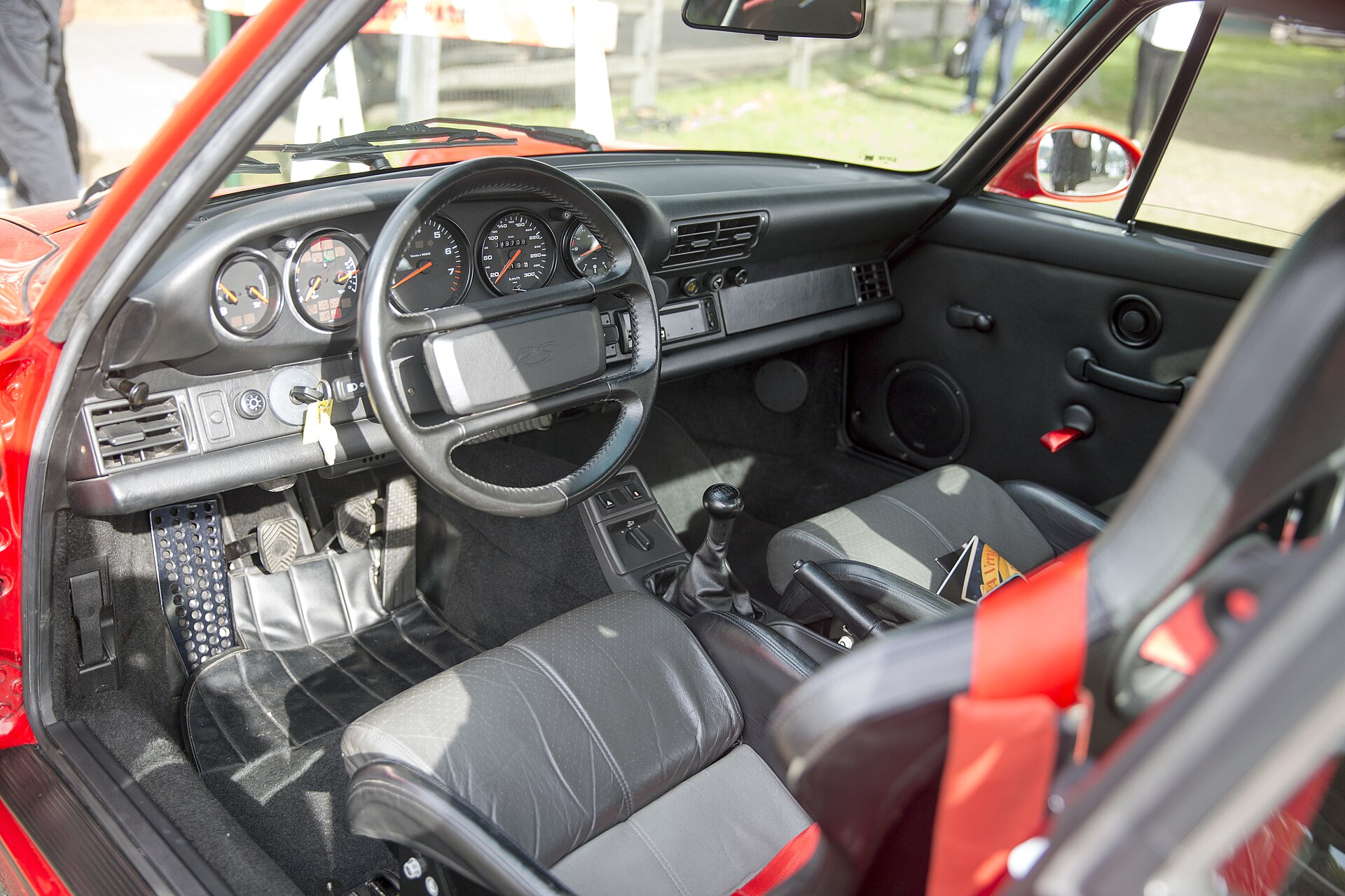 Innenraum eines Porsche Carrera RS von 1992 mit Zündschloss links vom Lenkrad