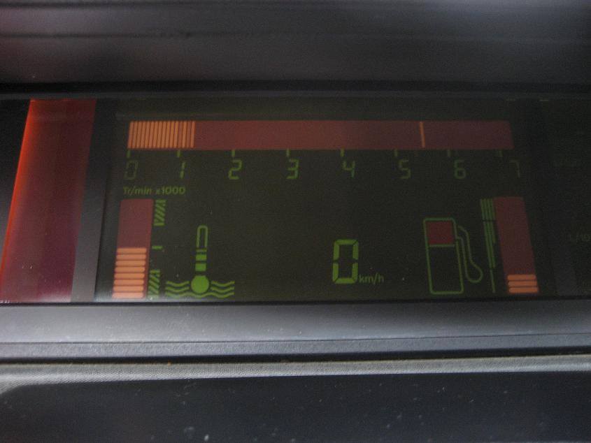 Leuchtendes Digitalinstrument eines Renault 11 Electronic