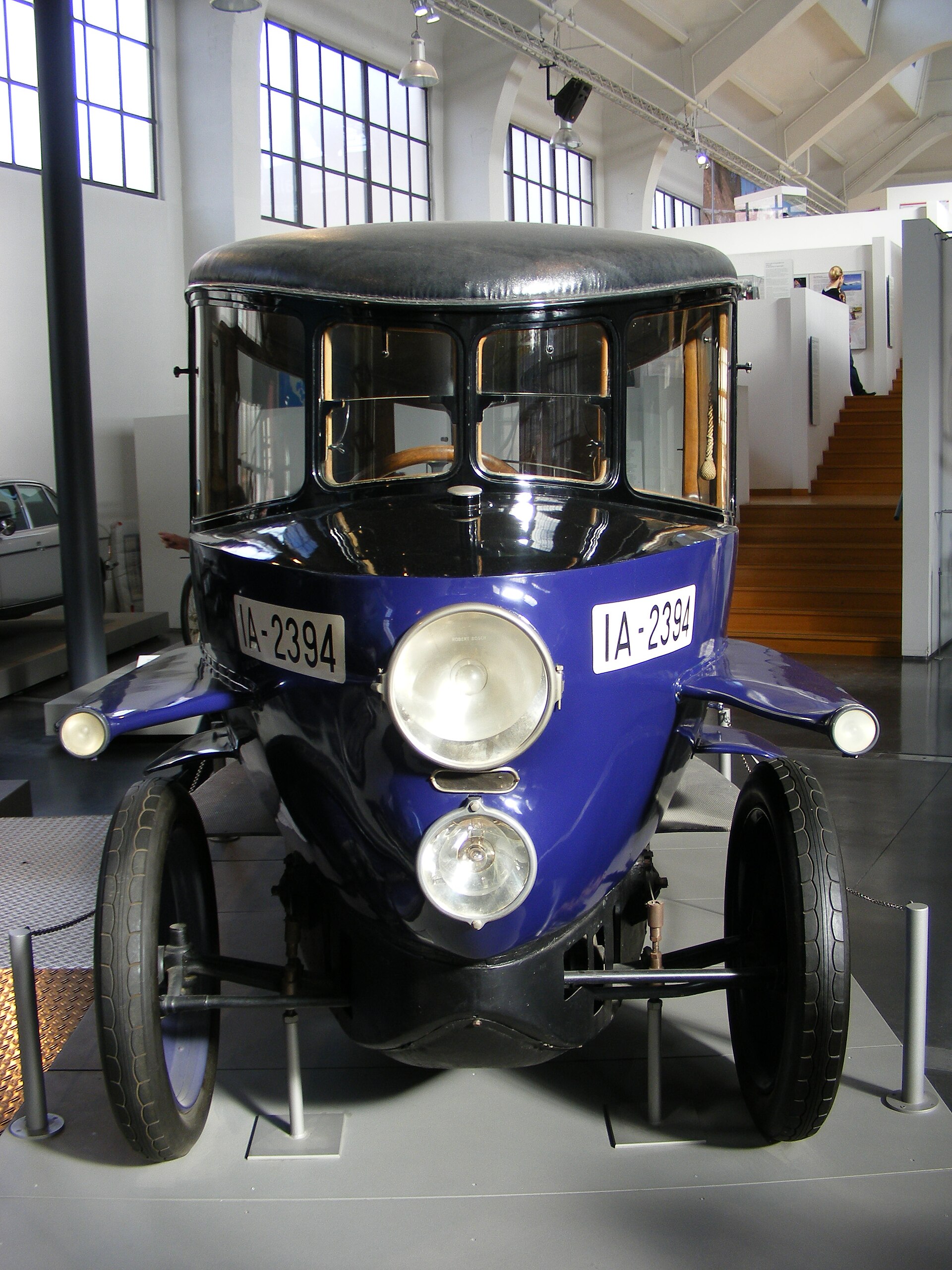 Schmale Frontpartie des Rumpler-Tropfenwagens von vorn