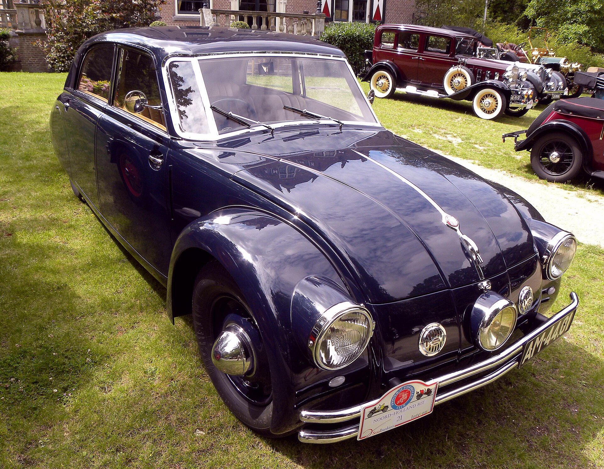Dunkelblauer Tatra 77 A mit Heckfinne